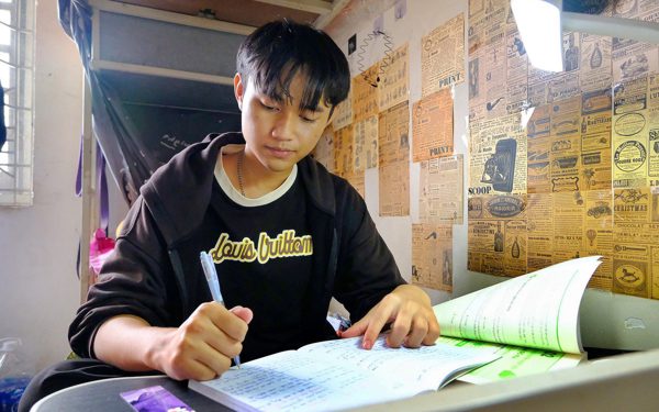 Mất mẹ và em, nam sinh dân tộc Chăm đau đớn nhưng vẫn đậu ĐH Đà Lạt, đóng học phí xong còn 200.000 đồng