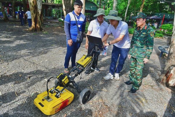 'Mắt thần radar' của nhóm giảng viên tiếp sức tìm mộ liệt sĩ