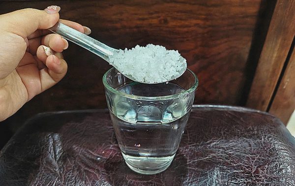 Mất tiền, rước bệnh vì uống nước muối 'thanh lọc cơ thể'