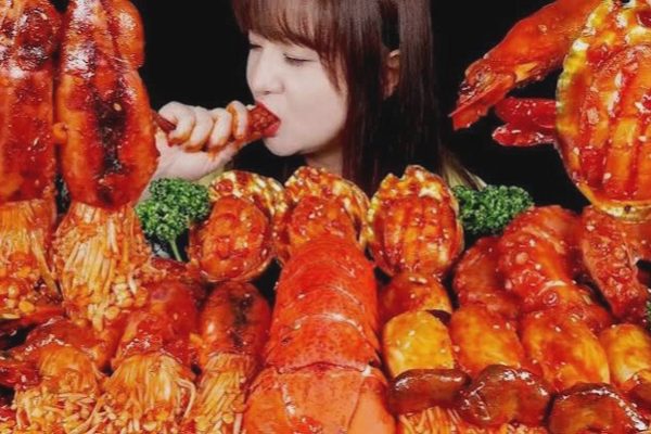 Mặt trái nghề "mukbang": Đánh đổi sức khỏe để nuôi lượt xem