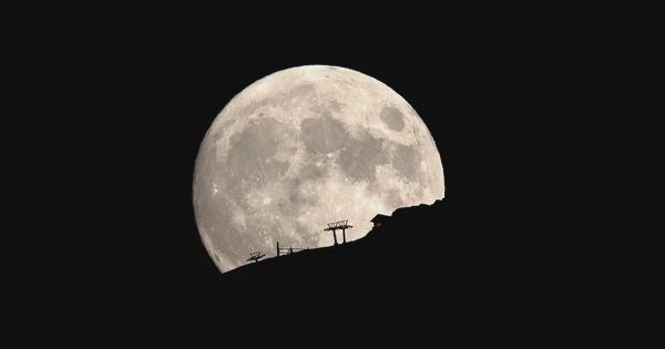 Mặt trăng có lẽ đã hình thành chớp nhoáng