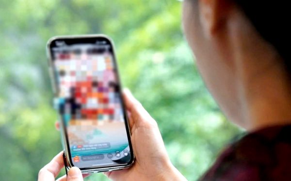 Mặt tròn bất thường, da dễ bầm sau khi uống thuốc chữa tiểu đường trên mạng