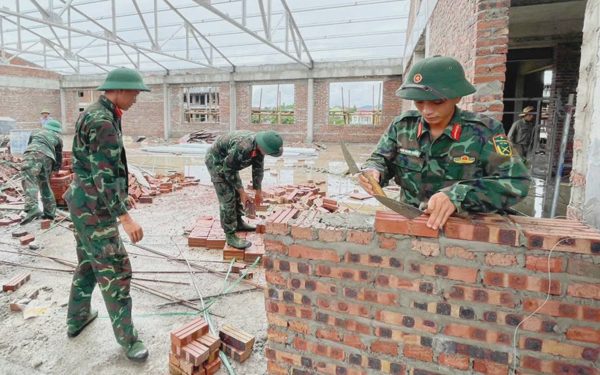 Màu áo lính góp sức trên công trường xây trường liên cấp vùng biên xứ Nghệ
