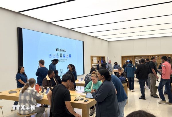 Mẫu iPhone Duo của Apple 'cháy hàng' trong ngày mở bán
