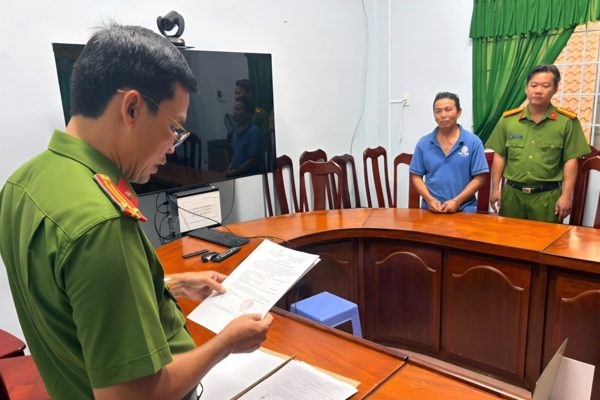 Mâu thuẫn bán nhà, người đàn ông dùng điện, dao định giết nam thanh niên
