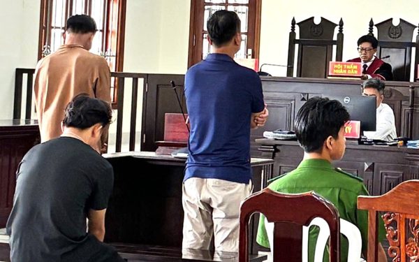 Mâu thuẫn chuyện xếp lượt hát, cả khách và chủ quán đều bị phạt tù
