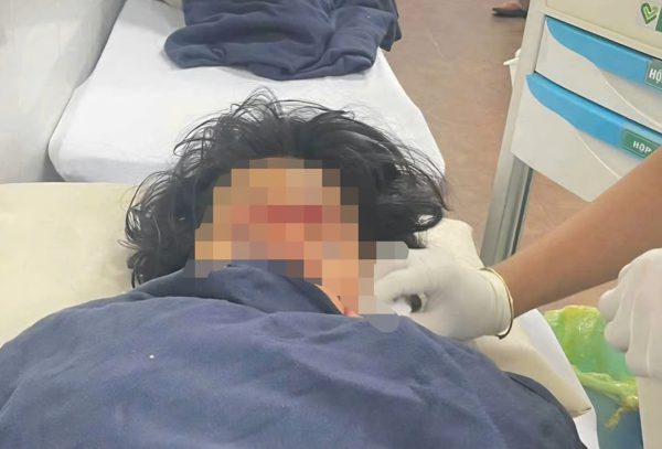 Mâu thuẫn nhắn tin chửi nhau, nữ sinh lớp 10 ở Đắk Lắk chém bạn