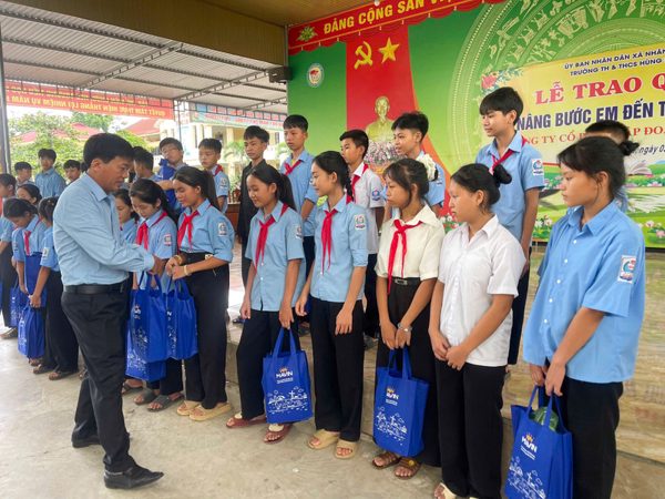 Mavin trao hơn 1.000 suất quà tựu trường cho học sinh có hoàn cảnh khó khăn