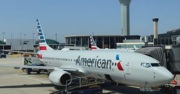 Máy bay American Airlines nổ hai lốp trước khi cất cánh
