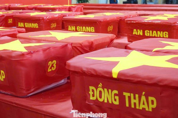 Máy bay CASA chở 15.401 mẫu hài cốt liệt sĩ ra Hà Nội giám định ADN