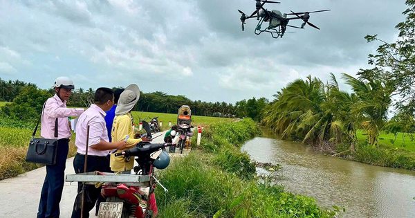Máy bay không người lái mở lối khởi nghiệp trên đồng ruộng