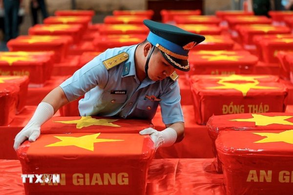 Máy bay quân sự đưa hơn 8.450 mẫu hài cốt liệt sỹ ra Hà Nội giám định ADN