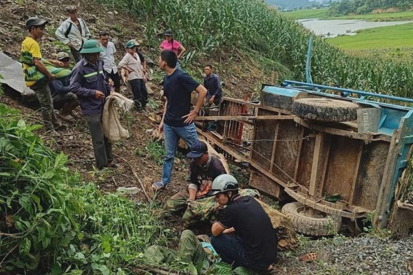 Máy cày lao xuống vực sâu khoảng 50m, một người bị thương