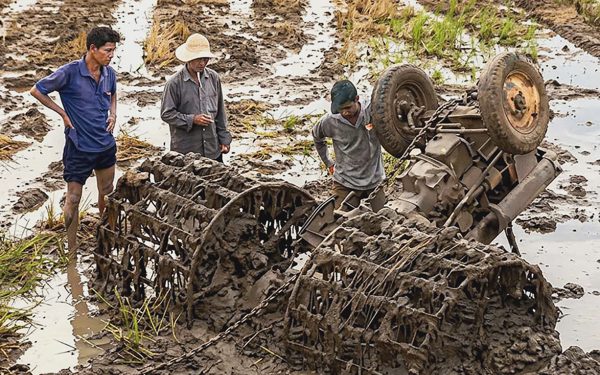 Máy cày lật đè chết bé trai 14 tuổi: Trẻ chưa đủ tuổi lao động sao cho phép lái?