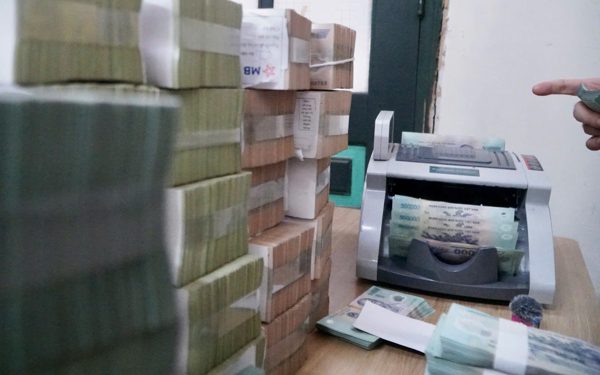 Máy đếm tiền chạy hết công suất chi trả tiền bồi thường mở rộng quốc lộ 1, có hộ dân nhận 34 tỉ