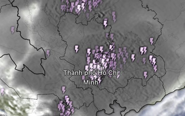 Mây dông đen kịt, thêm mây ẩm từ biển đi vào, TP.HCM là tâm mưa to tối nay