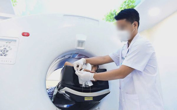Máy PET/CT có ở phía Nam, sao người bệnh vẫn phải ra Hà Nội?