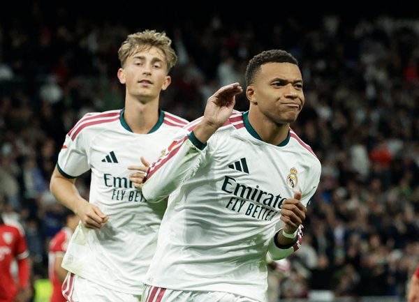 Mbappe bị tố phóng đại thành tích để chạy đua Quả bóng vàng