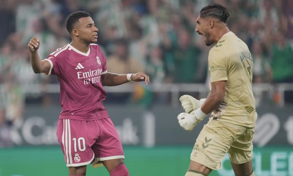 Mbappe đá hỏng phạt đền trong thất bại của Real