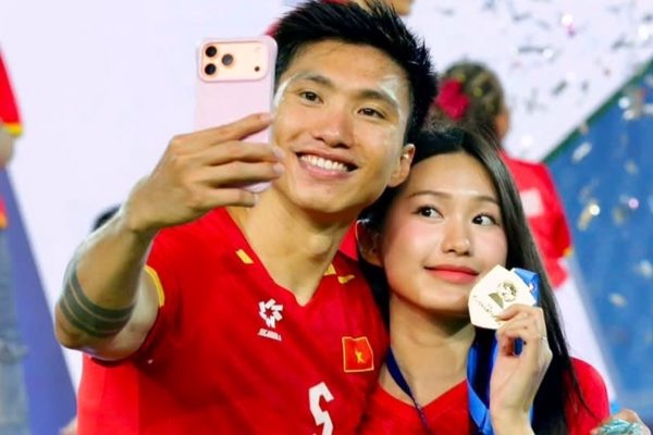 MC Hoàng Oanh, Doãn Hải My và vợ cầu thủ mừng chiến thắng của tuyển Việt Nam