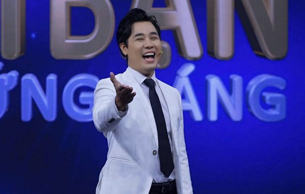 MC Nguyên Khang dẫn 'Vì bạn xứng đáng' thay MC Quyền Linh