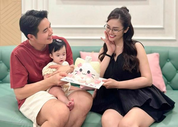 MC Thùy Linh VTV hạnh phúc bên chồng kém 5 tuổi, Siu Black vui hết mình bên bạn bè