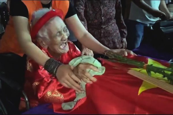 Mẹ 104 tuổi nghẹn ngào đón con trai liệt sĩ trở về sau 45 năm