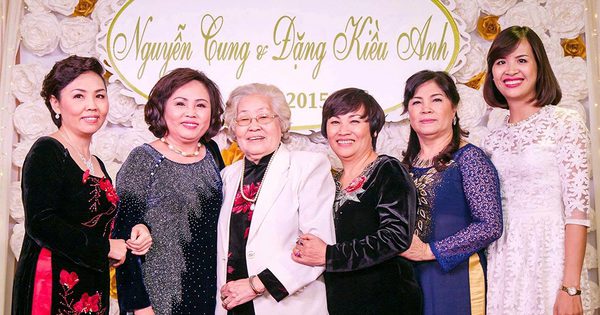Mẹ 92 tuổi sợ ngủ một mình, các con lập tờ lịch đặc biệt