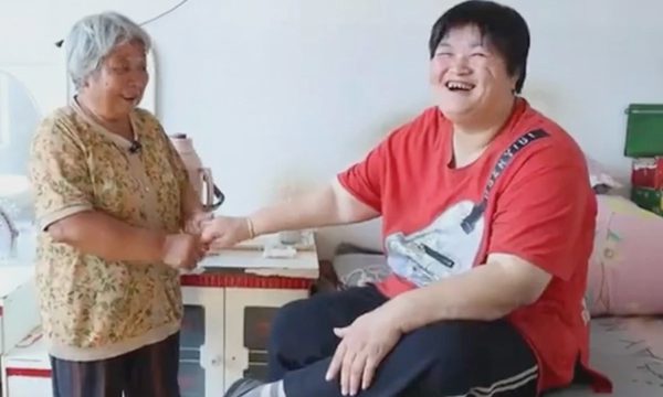 Mẹ chồng 17 năm chăm sóc con dâu tổn thương não