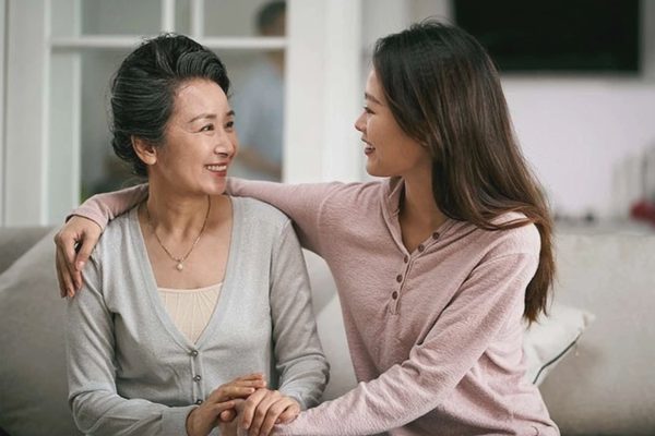 Mẹ chồng bênh con dâu, tôi xấu hổ khi nhớ những lời từng dặn con gái