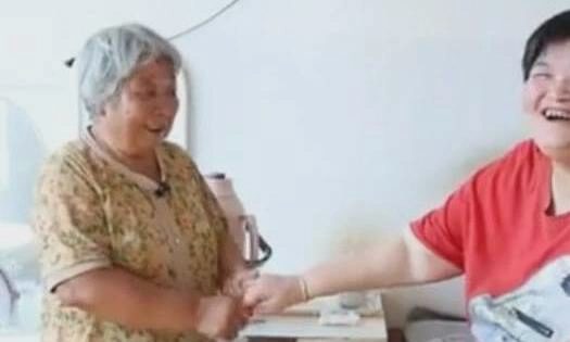 Mẹ chồng bón cháo, xoa bóp 17 năm kéo con dâu thoát cảnh sống thực vật