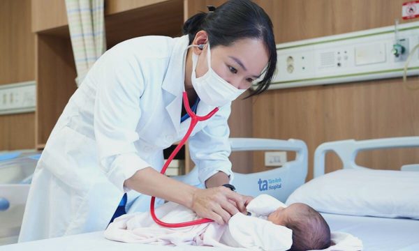Mẹ đái tháo đường thai kỳ, trẻ cần theo dõi gì sau sinh?