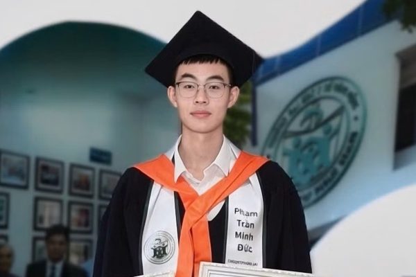 Mẹ đi giúp việc, rửa bát nuôi con, nam sinh đợi mẹ tan ca mới báo tin thủ khoa