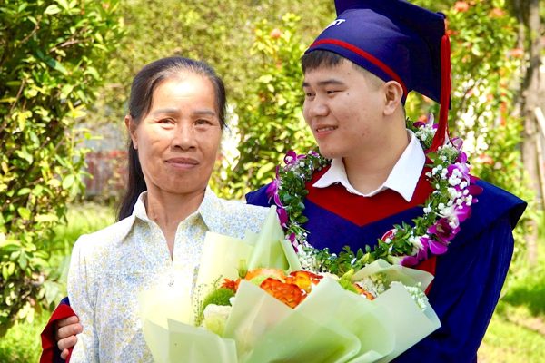 Mẹ đơn thân làm rẫy, nuôi con tốt nghiệp thủ khoa Bách khoa Hà Nội