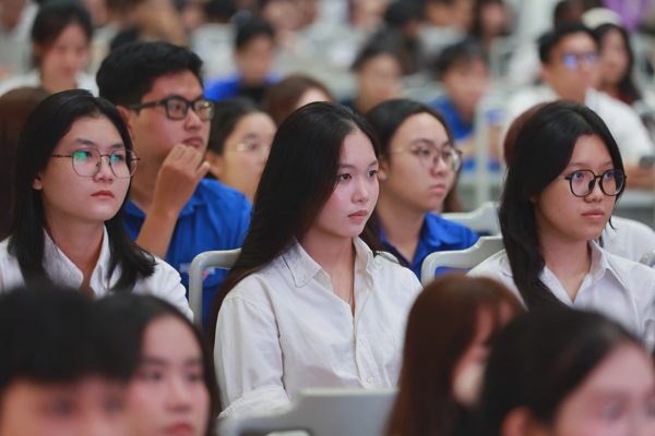Mẹ đơn thân nghèo hưởng trợ cấp, con là sinh viên có được miễn học phí?