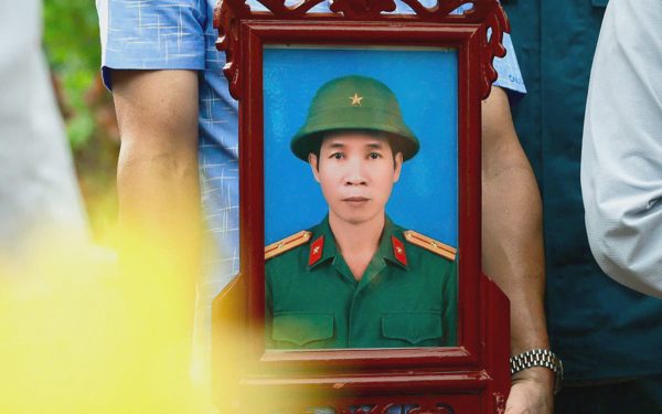 Mẹ già gần 100 tuổi khóc tiễn con trai liệt sĩ: 'Cánh ơi, cho mẹ đi cùng con ơi!'