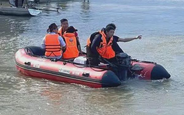 Mẹ già khóc ngất, 4 con ngóng tin cha mẹ mất tích sau vụ lật thuyền