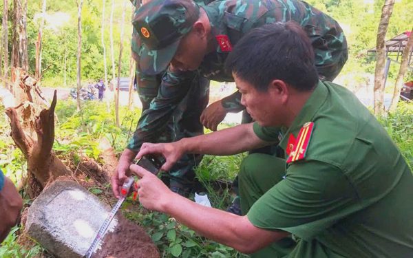 Mẹ làm tấm bia đánh dấu vị trí, con báo tin giúp quy tập hài cốt liệt sĩ