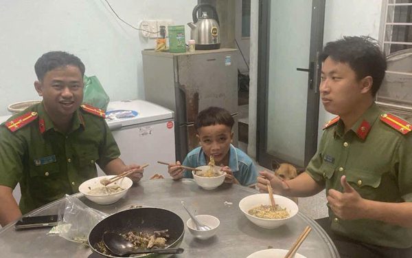 Mẹ làm thuê, cậu bé 13 tuổi nhớ quá đi bộ hơn 100km tìm giữa mưa gió