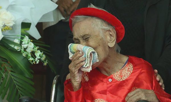 Mẹ liệt sĩ 104 tuổi đón hài cốt con trở về sau 45 năm