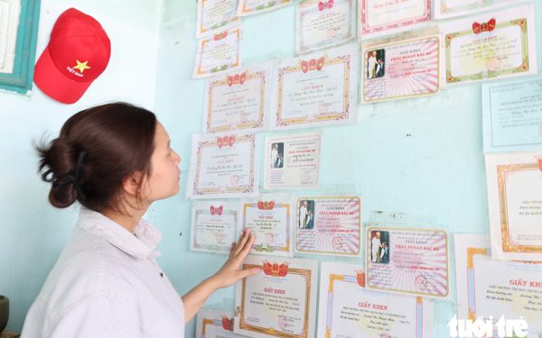 Mẹ mất trong buồn thảm, cha bệnh tâm thần, nữ sinh làm thêm nuôi mình và chọn cửa trường cao đẳng