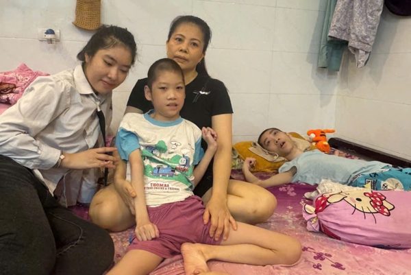 Mẹ nghèo chăm 3 con bệnh tật: 'Tôi chỉ sợ một ngày mình không còn sức để bế con'