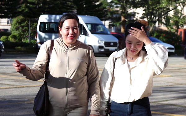 Mẹ nghèo Phú Yên lần đầu tới Đà Lạt: 'Đi coi con nhận học bổng, mừng vì có tiền trả lãi số học phí vay khắp nơi'