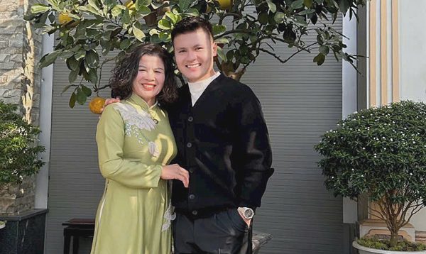 Mẹ Quang Hải: 'Là cầu thủ, con sẽ biết cách vượt áp lực'