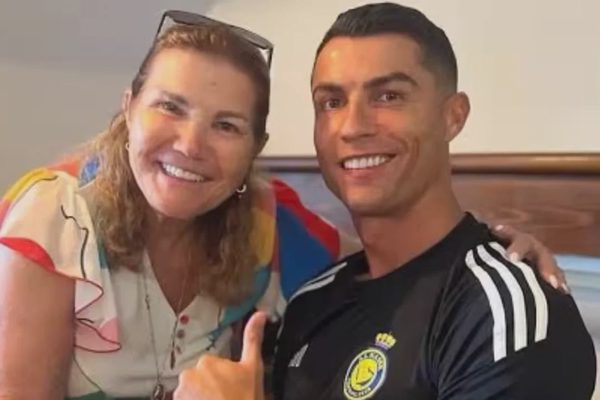 Mẹ Ronaldo bật khóc, khẳng định tuyển Bồ Đào Nha không tôn trọng con trai