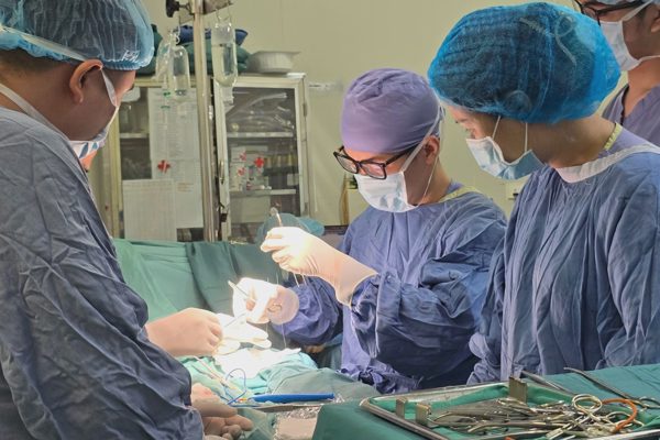Mẹ tắm cho con phát hiện bất thường vùng bìu, khám ra khối u tinh hoàn