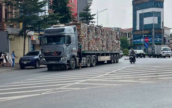Mẹ tử vong, con nhỏ bị thương sau va chạm xe đầu kéo ở Hưng Yên
