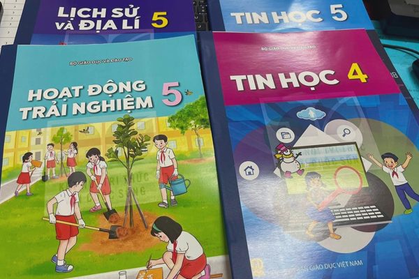 Mẹ tụt huyết áp vì tìm sách giáo khoa, bố “chơi lớn” giải quyết cho con