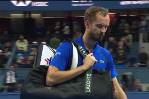 Medvedev bị xử thua vì hành động gây sốc, Djokovic vào chung kết China Open