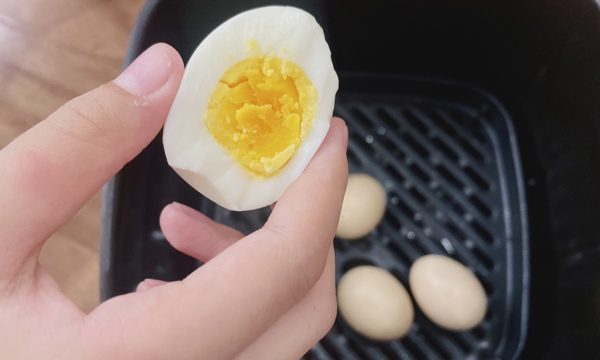 Mẹo 'luộc' trứng bằng nồi chiên không dầu